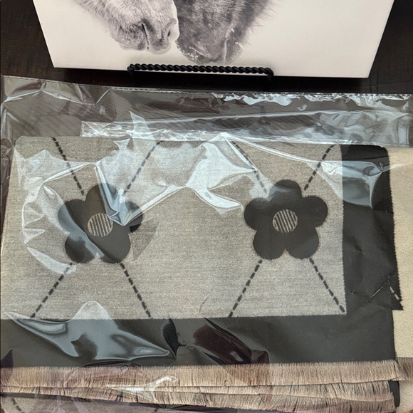 Designer Style 🆕 Cashmere Scarf Large Shawl Wrap Poncho Warm Soft Stunning NIB - Picture 17 of 17